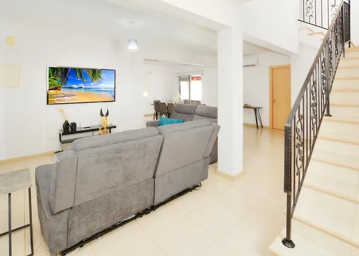 La Bella Nissi Willa *