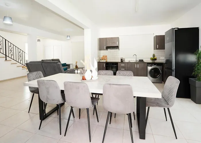 La Bella Nissi Willa *