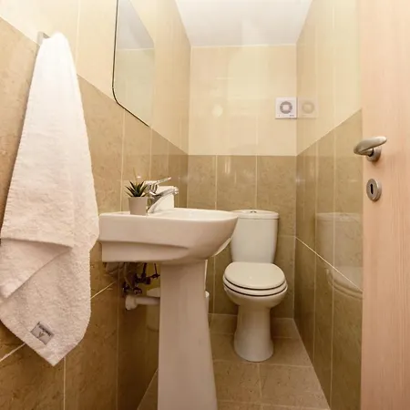 La Bella Nissi Aya Napa